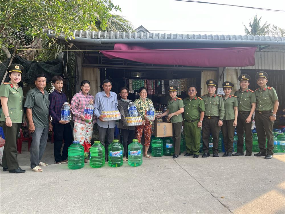 Công an tỉnh Cà Mau tặng nước uống cho người dân ấp Thanh Tùng, xã Biển Bạch, huyện Thới Bình.