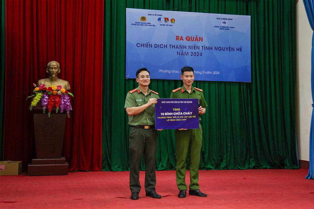 Đoàn Thanh niên Công an tỉnh trao biểu trưng 10 bình chữa cháy tặng Công an xã Phương Giao thực hiện mô hình “Đổi vũ khí, vật liệu nổ lấy bình chữa cháy”.