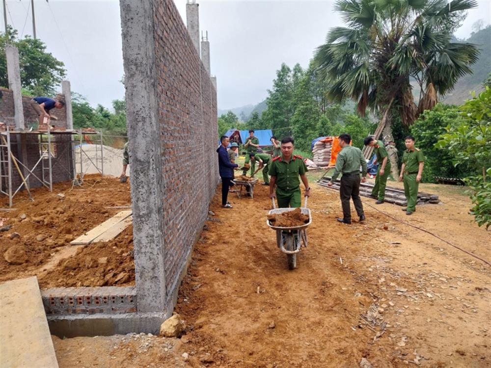Công an huyện Yên Sơn giúp đỡ gia đình ông Vàng Seo Sự xây nhà mới.