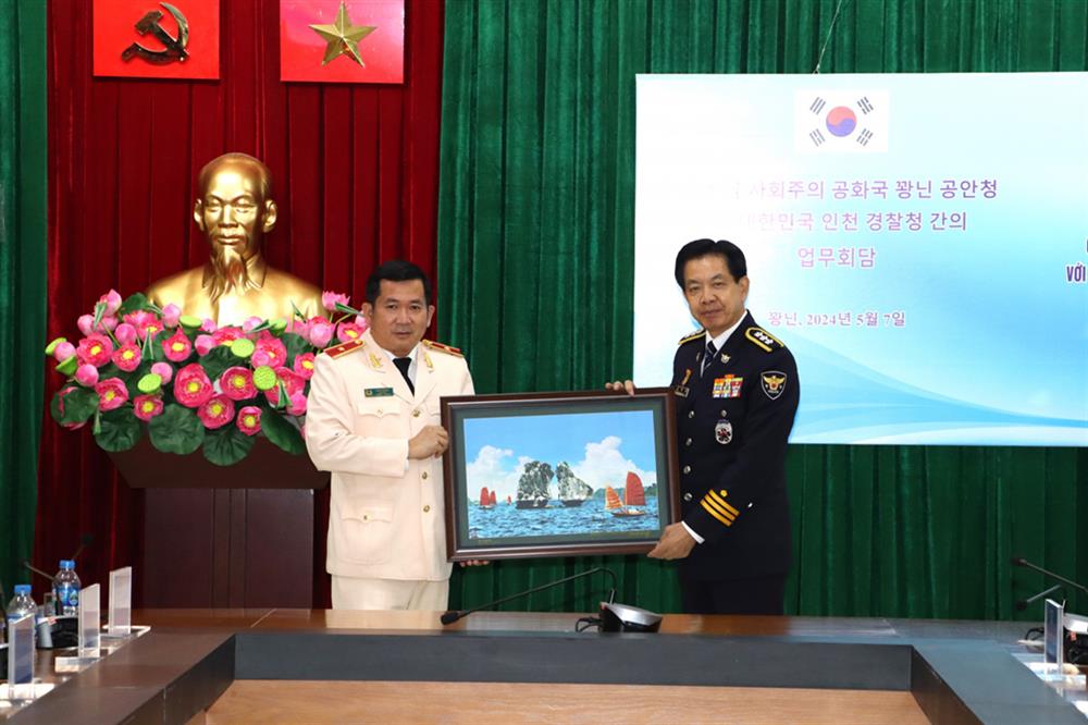 Thiếu tướng Đinh Văn Nơi trao quà tặng ngài Kim HuiJung.