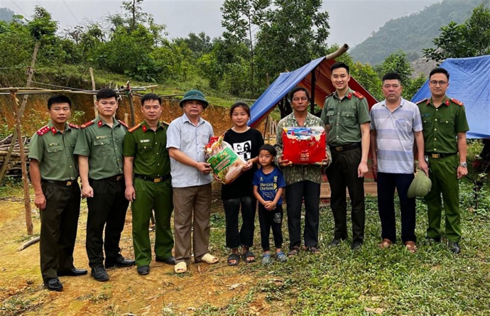 Cán bộ, chiến sĩ Công an huyện Yên Sơn quyên góp ủng hộ gia đình ông Vàng Seo Sự.