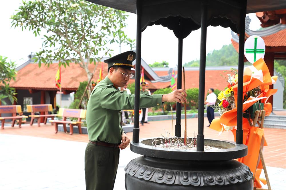 Đại tá Nguyễn Quốc Toản, Giám đốc Công an tỉnh dâng hương tưởng niệm các Anh hùng liệt sĩ tại Khu tưởng niệm.