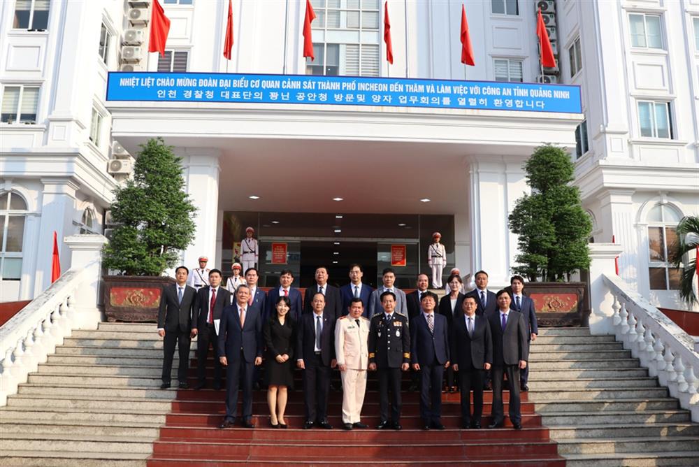 Thiếu tướng Đinh Văn Nơi, Giám đốc Công an tỉnh Quảng Ninh và ngài Kim HuiJung, Giám đốc Cơ quan Cảnh sát thành phố Incheon cùng các đại biểu.