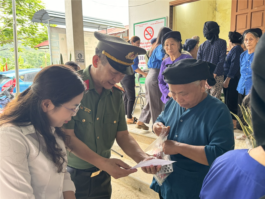 Đại tá Hà Trọng Trung, Đồng chí Ma Thị Mận thăm hỏi các cụ tới khám bệnh Khánh thành tuyến đường nội đồng Nà Vài.