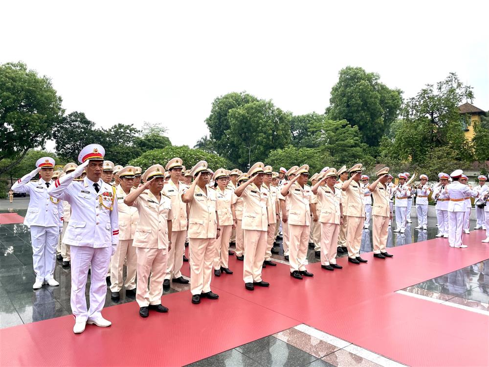 Đoàn Đại biểu Đảng ủy Công an Trung ương, Bộ Công an đặt vòng hoa tưởng niệm các Anh hùng liệt sỹ tại Đài tưởng niệm các Anh hùng liệt sỹ.