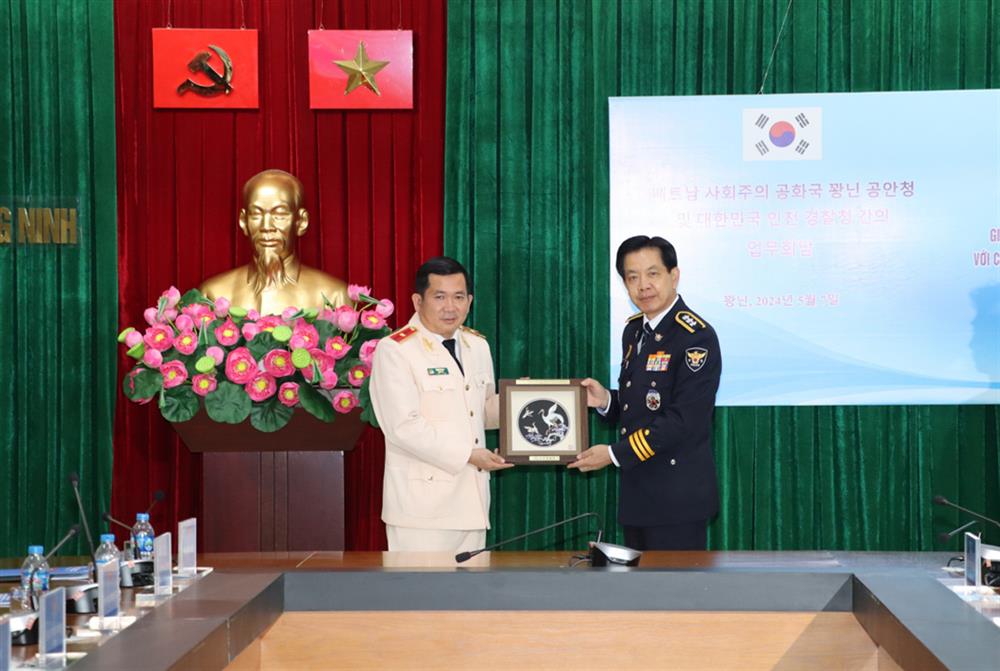 Ngài Kim HuiJung trao quà tặng Thiếu tướng Đinh Văn Nơi.