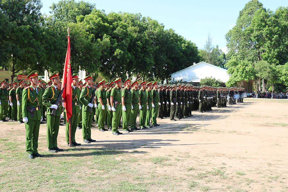Đại biểu và chiến sĩ tham gia Lễ Bế giảng Khóa huấn luyện.