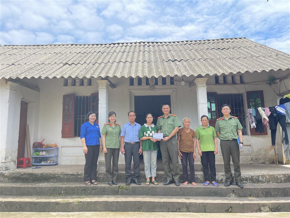 Ban Thanh niên Công an tỉnh Bắc Giang trao kinh phí hỗ trợ em Trần Thị Nguyên.