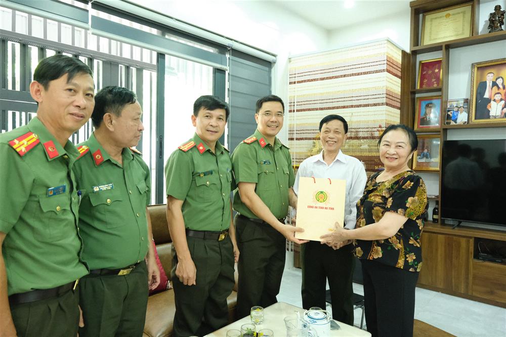 Đoàn công tác thăm hỏi, tặng quà gia đình đồng chí Trần Hồng Minh, là con của liệt sỹ Trần Hoàng Uyển.