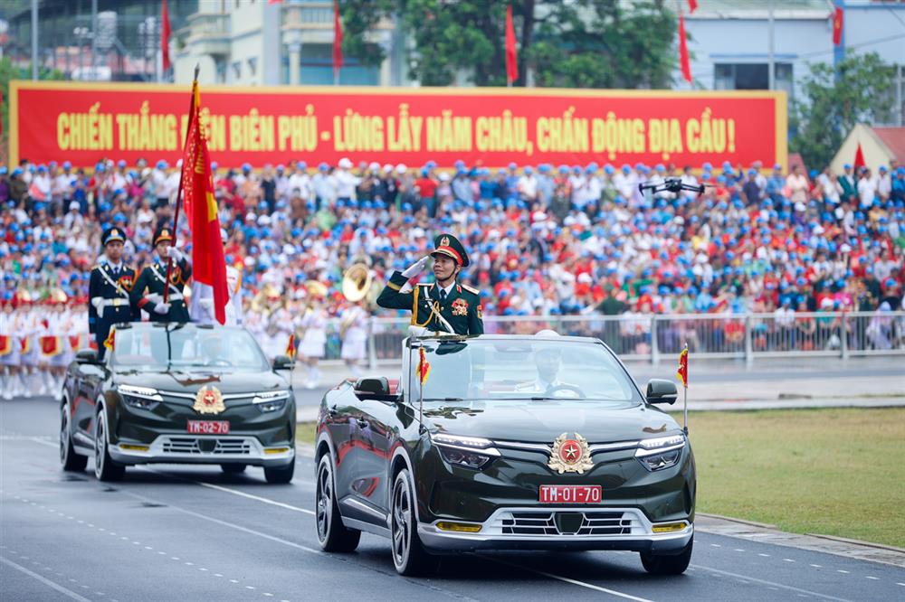 Trung tướng Nguyễn Trọng Bình, Phó Tổng Tham mưu trưởng QĐND Việt Nam trên xe chỉ huy dẫn đầu đoàn diễu binh, diễu hành.