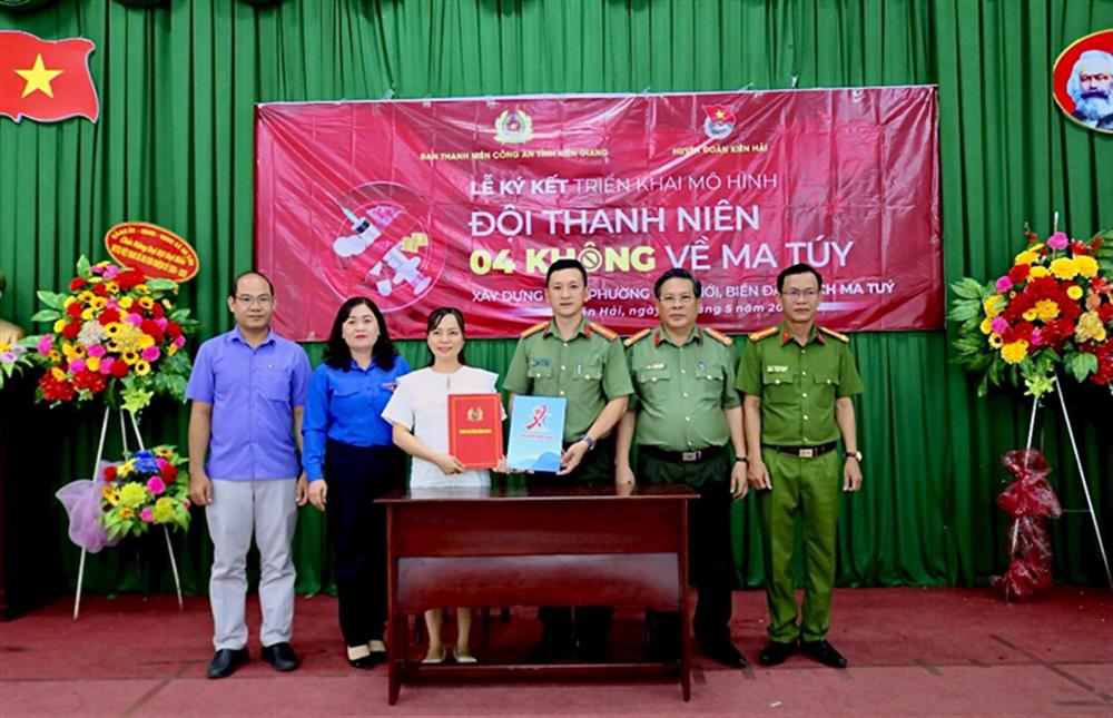 Lễ ký kết triển khai mô hình "Đội thanh niên 04 về ma túy".