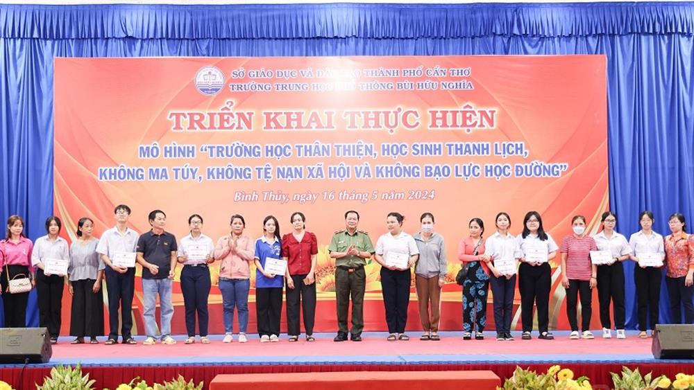 Thiếu tướng Nguyễn Văn Thuận trao học bổng tặng các em học sinh.