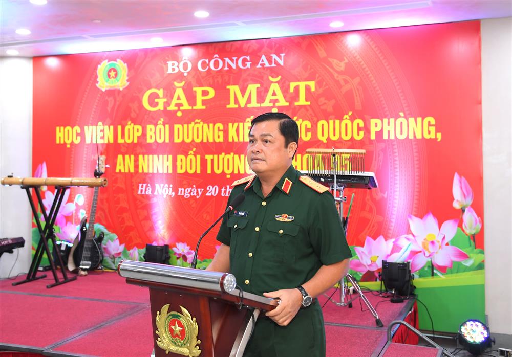 Trung tướng Đỗ Văn Bảnh, Bí thư Đảng ủy, Chính ủy Học viện Quốc phòng phát biểu tại buổi gặp mặt.