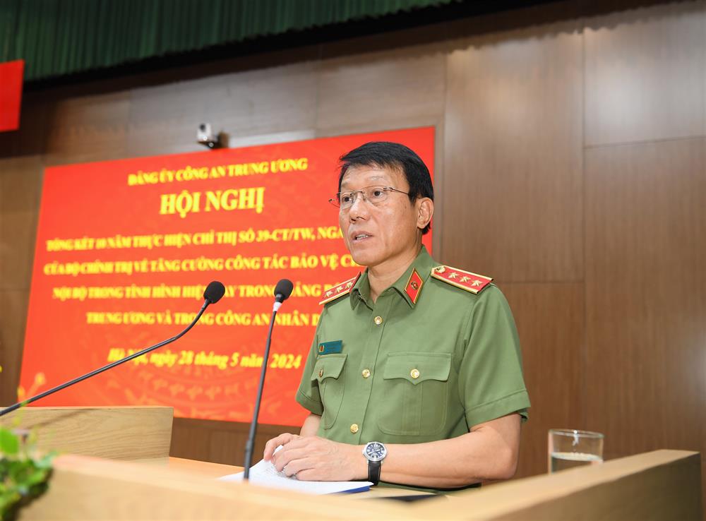 Thứ trưởng Lương Tam Quang trình bày báo cáo tại Hội nghị.