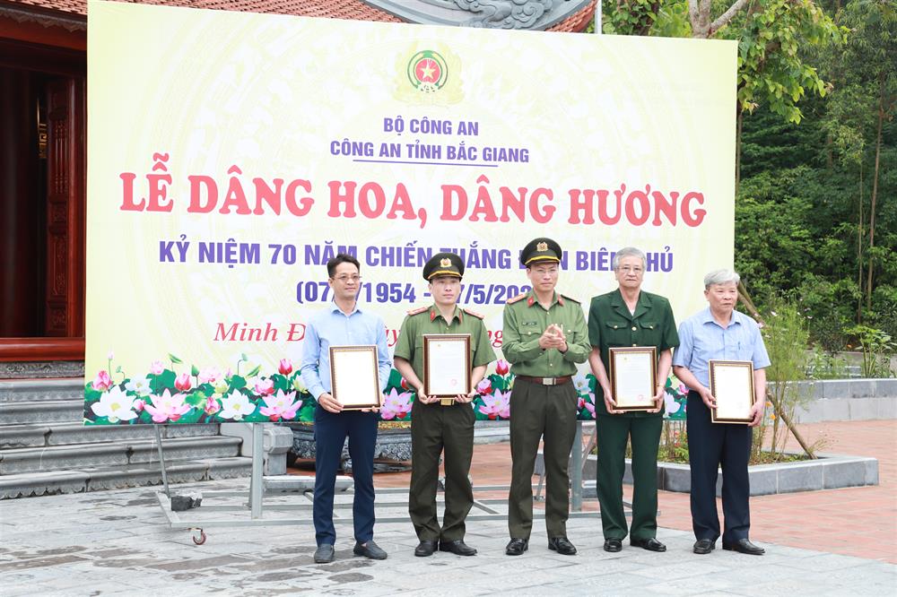 Đại tá Nguyễn Quốc Toản trao Thư khen, Thư cảm ơn của Giám đốc Công an tỉnh cho các cá nhân.