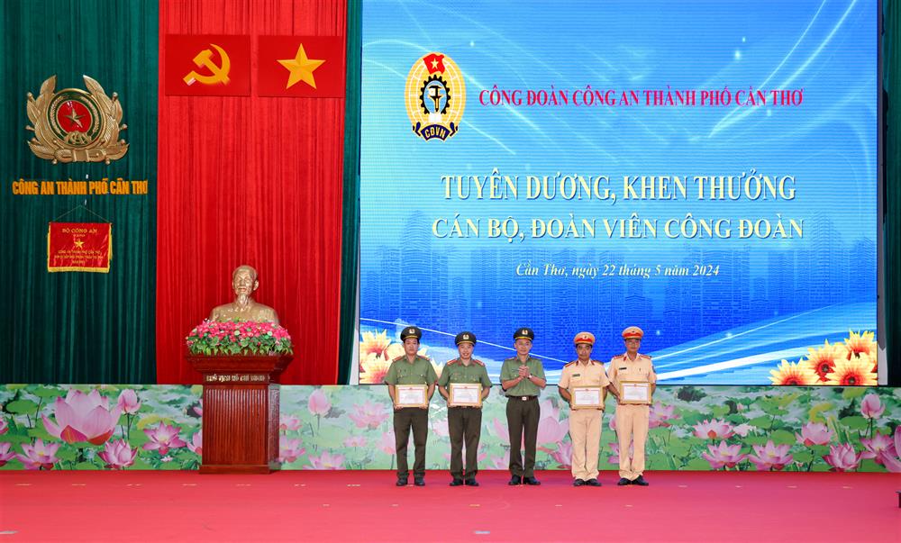 Đại tá Trần Văn Dương trao Giấy khen của Công an thành phố Cần Thơ tặng các cá nhân có thành tích trong tham gia Hội thi nâng cao tay nghề ”Lái xe Công an nhân dân giỏi” năm 2024.