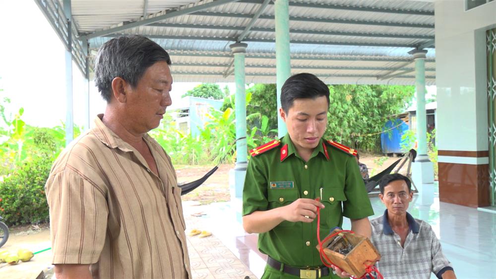 Công an xã Khánh Bình Đông, huyện Trần Văn Thời vận động người dân giao nộp xiệt điện.