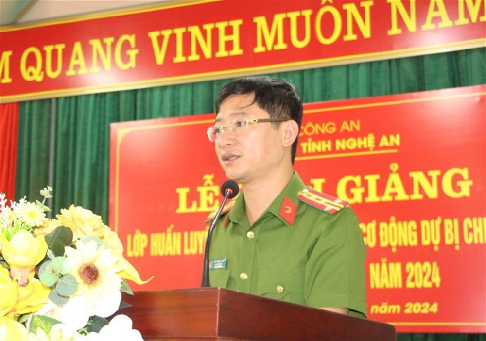 Đại tá Trần Ngọc Tuấn, Phó Giám đốc Công an tỉnh phát biểu tại Lễ khai giảng.
