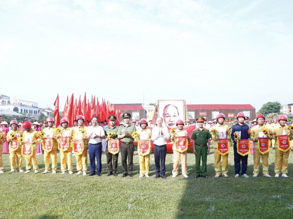 Lãnh đạo tỉnh và Công an tỉnh trao Cờ lưu niệm cho các đội tham gia Hội thi.