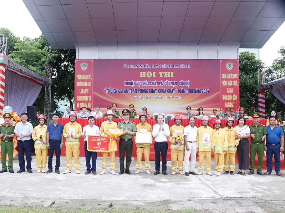 Lãnh đạo tỉnh, Công an tỉnh trao giải Nhất tặng Tổ liên gia số 1, thôn Hà Sơn, xã Quang Diệm, huyện Hương Sơn.