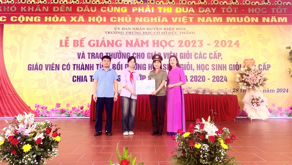 Ban Phụ nữ Công an tỉnh Bắc Giang nhận đỡ đầu em Nguyễn Thị Thuý An.