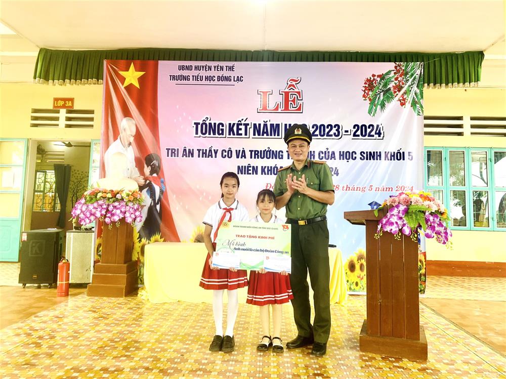 Ban Thanh niên Công an tỉnh Bắc Giang trao kinh phí hỗ trợ 02 em học sinh trường Tiểu học Đồng Lạc.