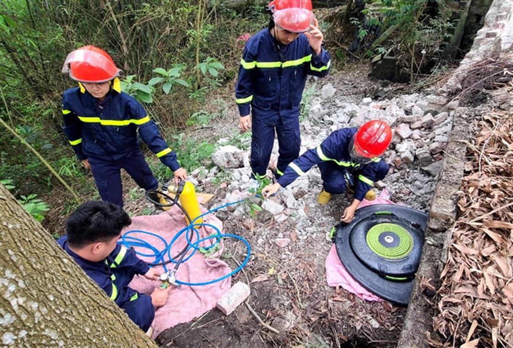 Lực lượng Công an nhanh chóng tiếp cận hiện trường để giải cứu nạn nhân.