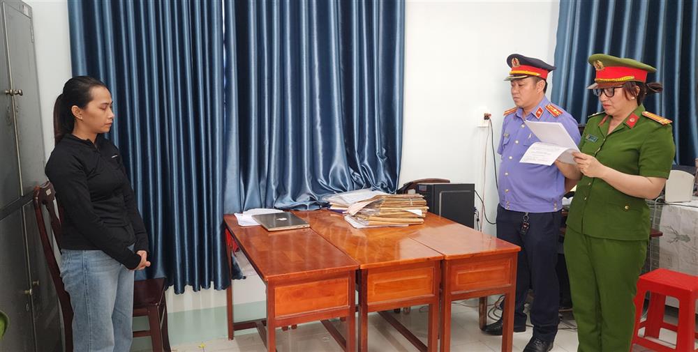 Cơ quan Cảnh sát điều tra tống đạt các quyết định và lệnh đối với Nguyễn Thị Thu Trang.