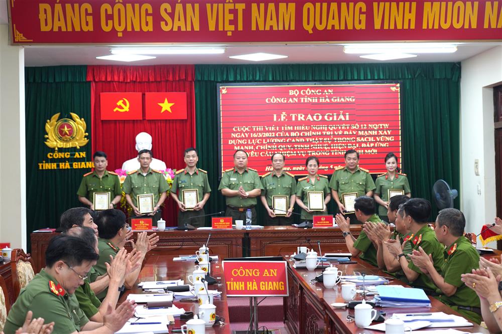 Đại tá Phan Huy Ngọc trao giải tặng các tập thể, cá nhân có thành tích suất sắc trong cuộc thi viết tìm hiểu Nghị quyết 12.