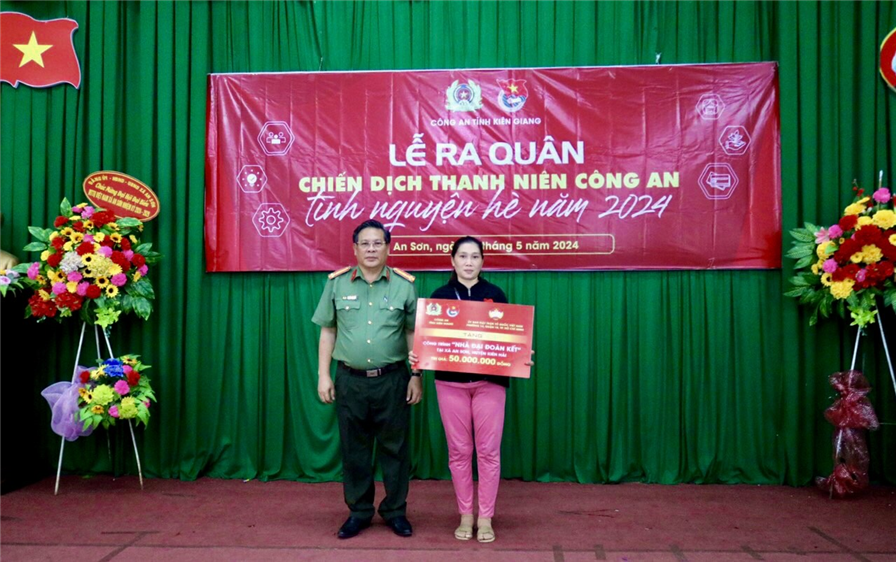 Công an tỉnh trao tặng kinh phí khởi công xây dựng 01 căn nhà “Đại đoàn kết”.