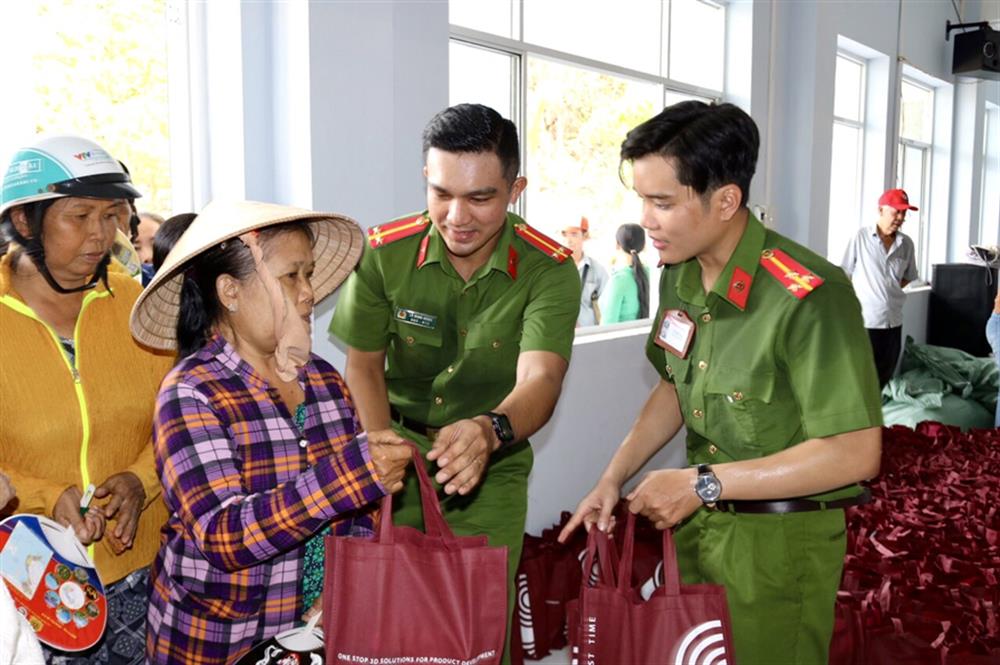 Đoàn viên thanh niên trao quà tặng bà con xã đảo.