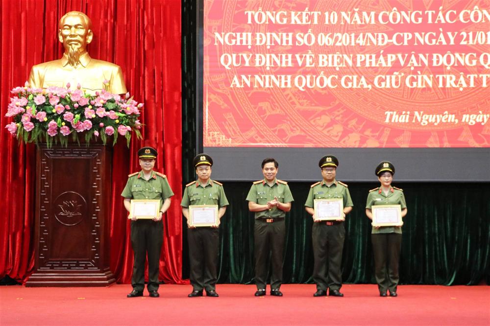 Đại tá Nguyễn Ngọc Thắng, Phó Giám đốc Công an tỉnh Thái Nguyên trao Giấy khen tặng các tập thể, cá nhân có thành tích xuất sắc trong 10 năm thực hiện Nghị định số 06.