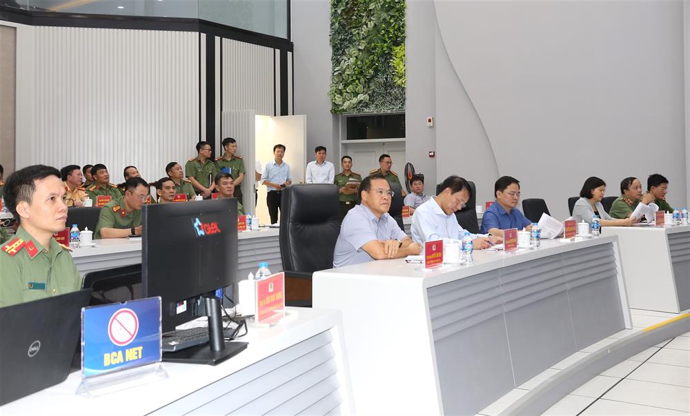 Bộ trưởng Lương Tam Quang cùng các đại biểu dự buổi làm việc.