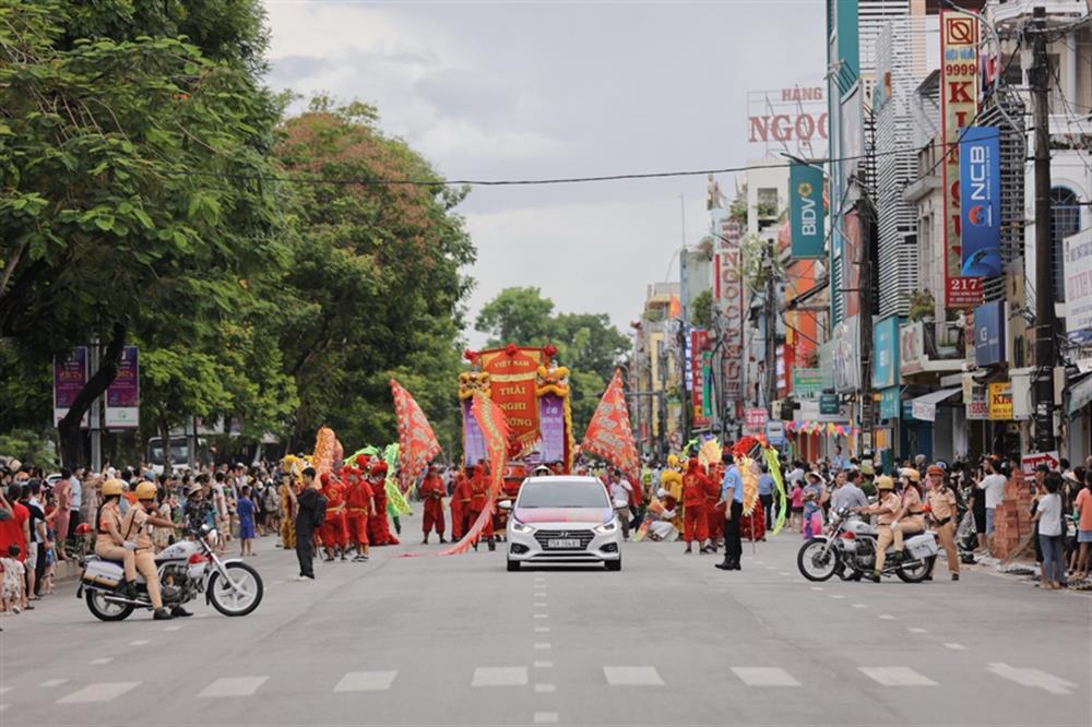 Lực lượng CSGT hướng dẫn điều hòa giao thông bảo đảm ATGT Lễ hội đường phố, Festival nghệ thuật Quốc tế Huế 2024