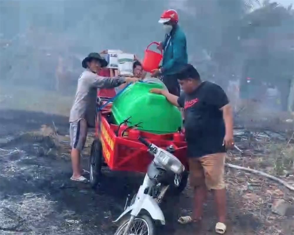 “Xe chữa cháy lưu động” được triển khai kịp thời dập tắt đám cháy xảy ra bãi đất trống trên đường Trần Khánh Dư, khu phố 7, phường An Hòa.