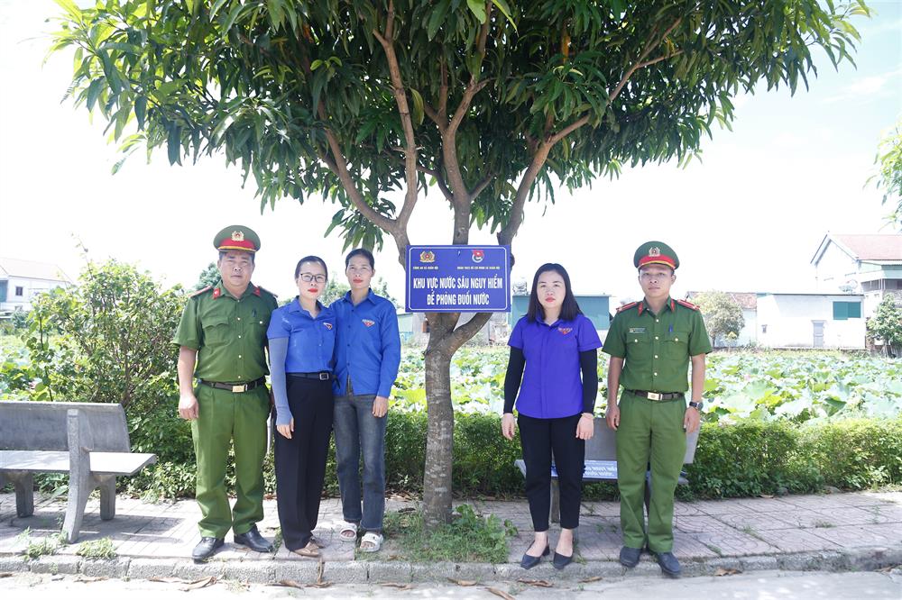Phòng cảnh sát pccc và CNCH, Công an Hà Tĩnh tổ chức tuyên truyền phòng chống đuối nước cho người dân vùng biển Thiên Cầm.