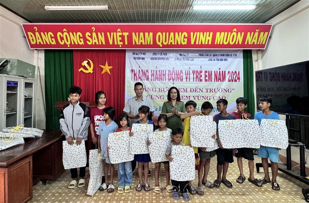Hội Phụ nữ Công an tỉnh và Công ty cổ phần Khoáng sản Bình Định tặng quà các cháu thiếu nhi làng Kà Bưng.