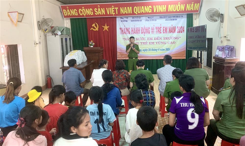 Phòng Cảnh sát quản lý hành chính về trật tự xã hội tuyên truyền Luật căn cước 2023 cho bà con làng Kà Bưng.
