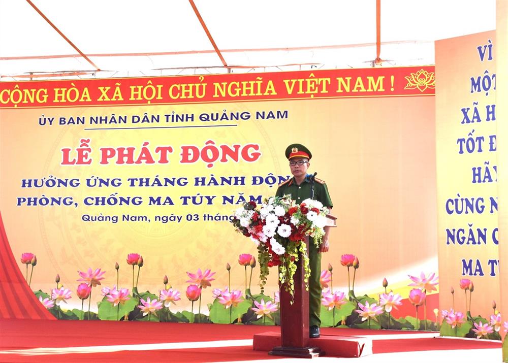 Đại tá Nguyễn Hà Lai, Phó Giám đốc Công an tỉnh phát lệnh diễu hành các lực lượng.