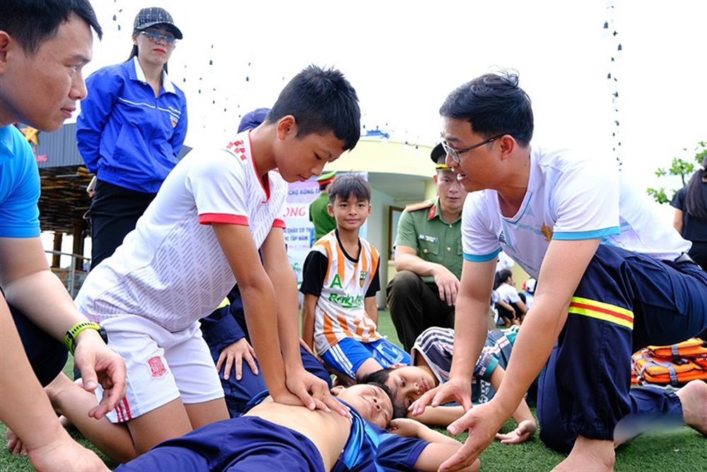 Chiến sỹ lực lượng cảnh sát PCCC công an Hà Tĩnh hướng dẫn kỹ năng sơ cứu người bị đuối nước cho trẻ em trên địa bàn thị trấn Cẩm Xuyên, Hà Tĩnh.
