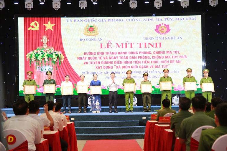 Các đồng chí Lãnh đạo Bộ Công an và UBND tỉnh trao Bằng khen của Bộ Công an và UBND tỉnh cho các tập thể, cá nhân có thành tích xuất sắc trong triển khai thực hiện, nhân rộng Đề án xây dựng “Xã biên giới sạch về ma túy”