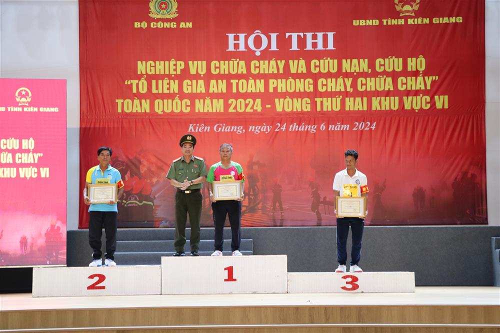 Đại tá Lê Văn Quý, Phó Giám đốc Công an tỉnh Kiên Giang trao giải toàn đoàn cho các Đội thi.
