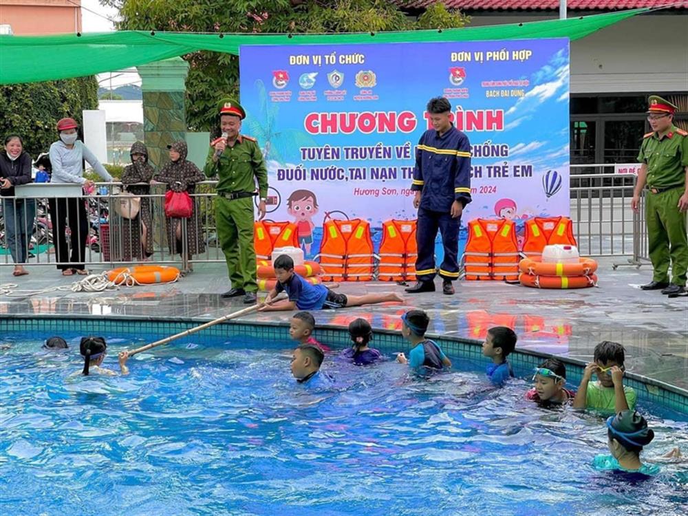 Tổ chức dạy bơi và trang bị kỹ năng cứu người bị tai nạn đuối nước cho trẻ em trên địa bàn huyện Hương Sơn.