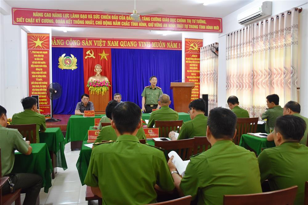 Đại tá Nguyễn Thành Long phát biểu tại buổi làm việc.