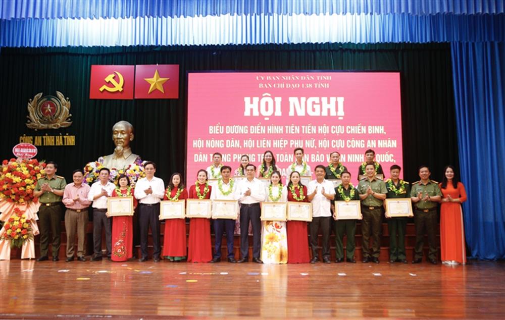 đại biểu chụp hình với các tập thể cá nhân được Chủ tịch UBND tỉnh khen.