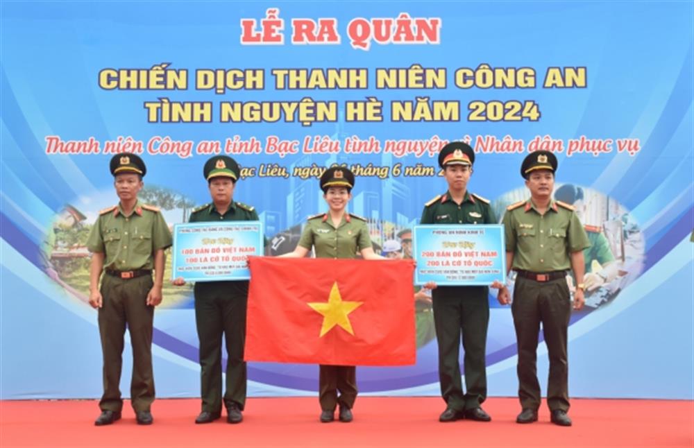 Đại diện lãnh đạo các đơn vị trao bảng tượng trưng bản đồ và cờ Tổ quốc.