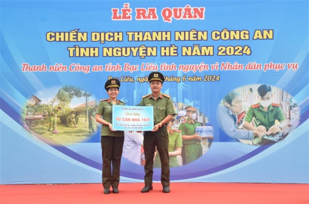 Đại diện lãnh đạo các đơn vị trao bảng tượng trưng 02 căn nhà.