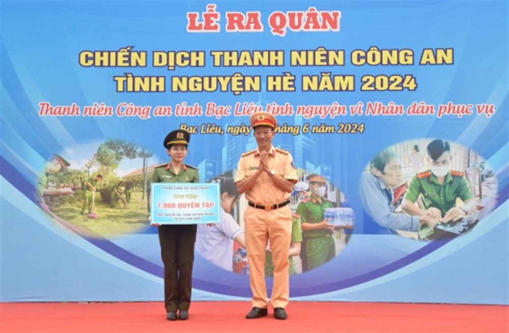 Đại diện lãnh đạo các đơn vị trao bảng tượng trưng 1.000 quyển vở.