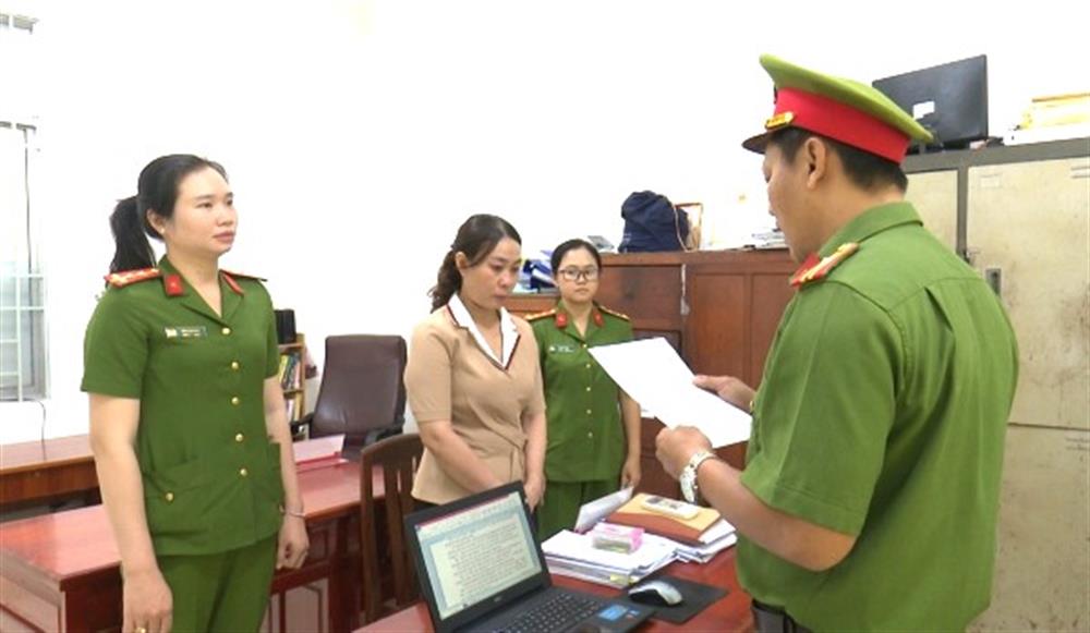 Cơ quan Công an tống đạt Quyết định và Lệnh đối với Quách Ngọc Bích.