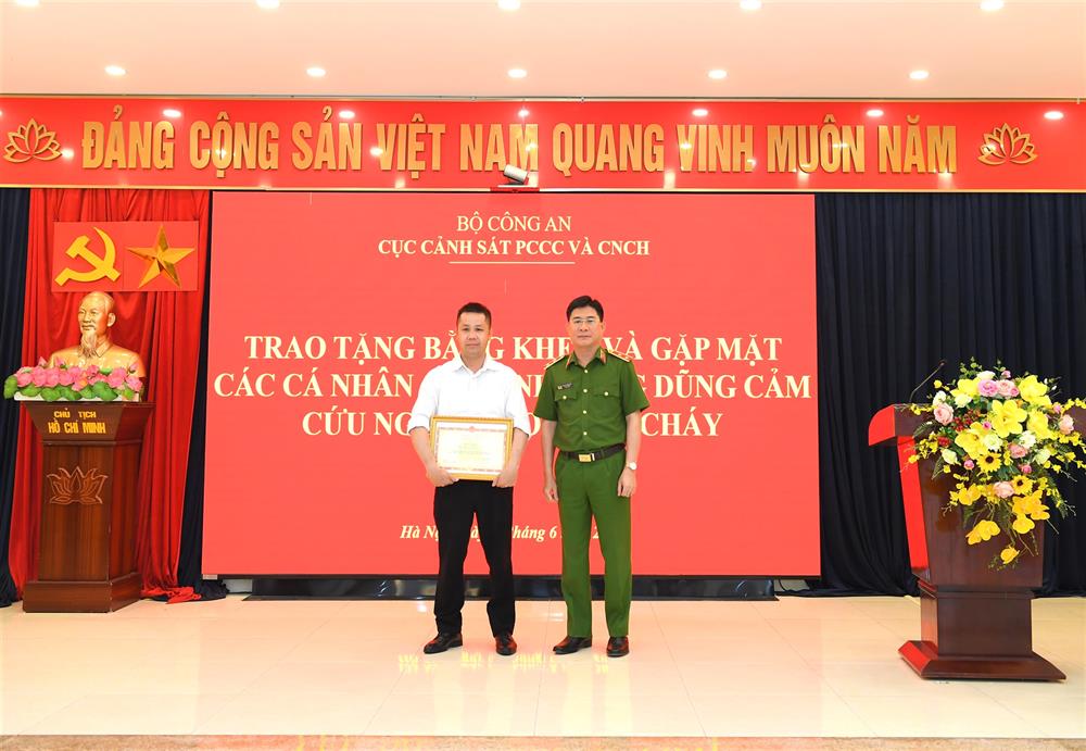 thừa ủy quyền của lãnh đạo Bộ Công an, Trung tướng Nguyễn Tuấn Anh, Cục trưởng Cục Cảnh sát PCCC & CNCH trao Bằng khen của Bộ Công an tặng anh Lèng Văn Bằng.